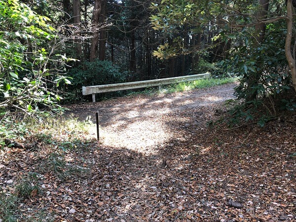 自動車で宝篋山山頂へいく秘密の道へ迷いこんだ。山麓から見える謎