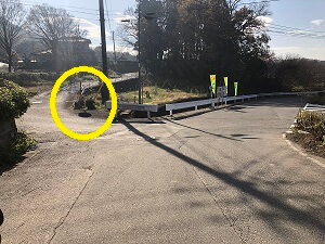 新寺コースへ、案内表示のある分岐