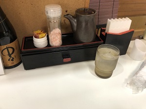 とんとこ豚の調味料、お箸、紙など